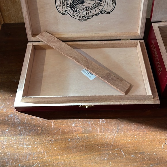 Fat bottom, Betty and leather rose, matching tobacco boxes - Picture 3 of 3